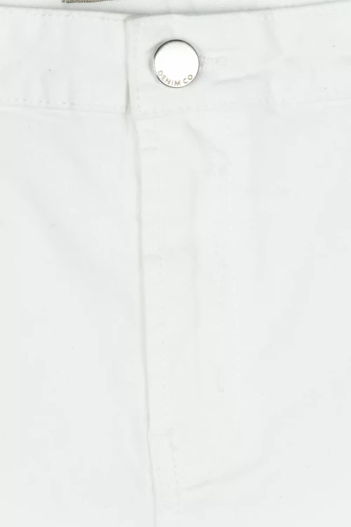 Atmosphere-biale-jeansowe-spodenki-chino-zblizenie.webp