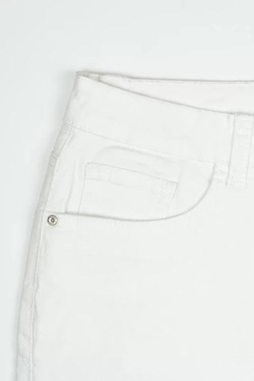 Atmosphere-biale-jeansowe-spodenki-chino-zblizenie2.webp