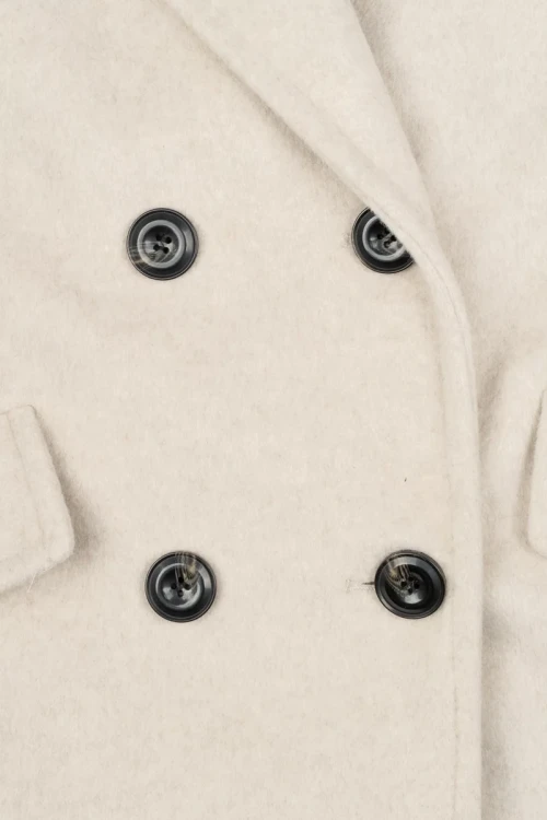 Bershka-bezowy-plaszcz-guziki-zblizenie2.webp