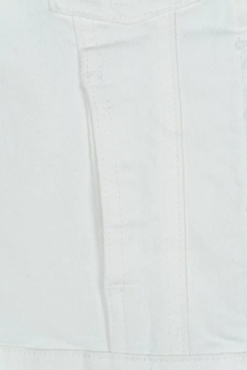 Mango-biala-jeansowa-kurtka-katana-zblizenie3.webp