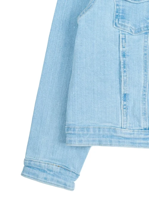 Mango-blekitna-niebieska-jeansowa-kurtka-katana-zblizenie3.webp