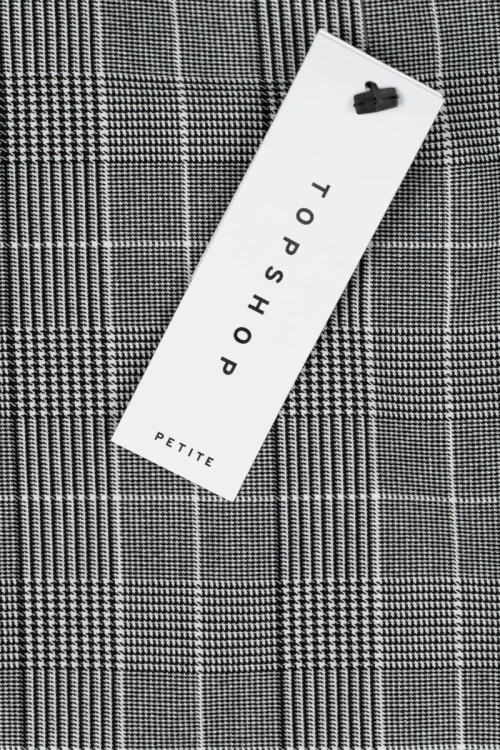 topshop-grafitowa-spodniczka-mini-w-krate-zblizenie2.webp