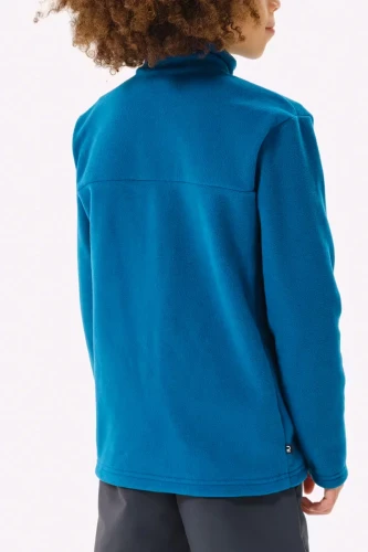 Decathlon-quechua-dziecieca-niebieska-bluza-polarowa-na-zamek-model-tyl.webp