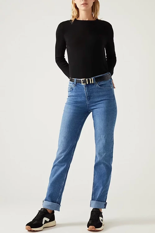 M&S-spodnie-jeansy-the-sienna-straight-jeansowe-proste-modelka-przod.webp