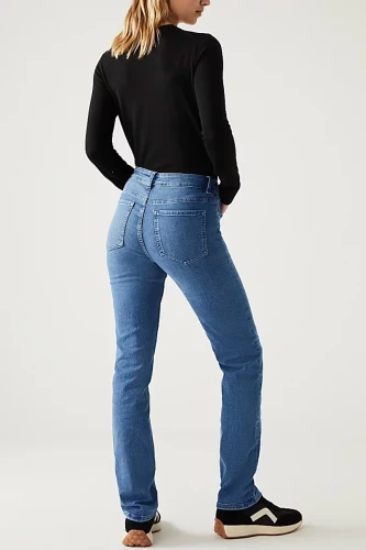 M&S-spodnie-jeansy-the-sienna-straight-jeansowe-proste-modelka-tyl.webp