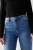 M&S-spodnie-jeansy-the-sienna-straight-jeansowe-proste-modelka-zblizenie.webp