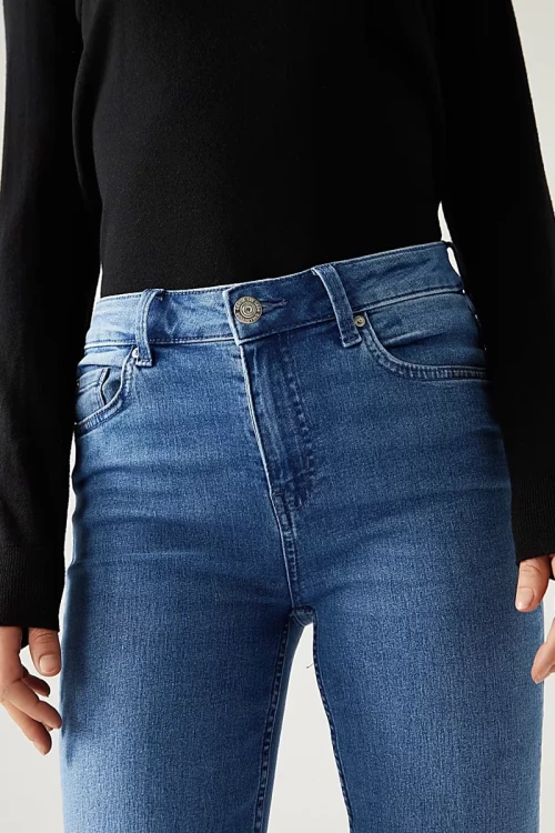 M&S-spodnie-jeansy-the-sienna-straight-jeansowe-proste-modelka-zblizenie.webp