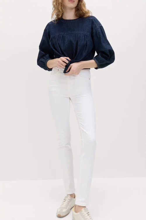 M&S-Lily-Slim-jeansowe-biale-spodnie-skinny-jeansy-modelka-przod.webp