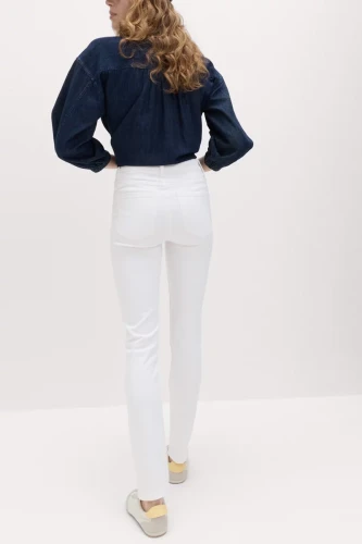 M&S-Lily-Slim-jeansowe-biale-spodnie-skinny-jeansy-modelka-tyl.webp