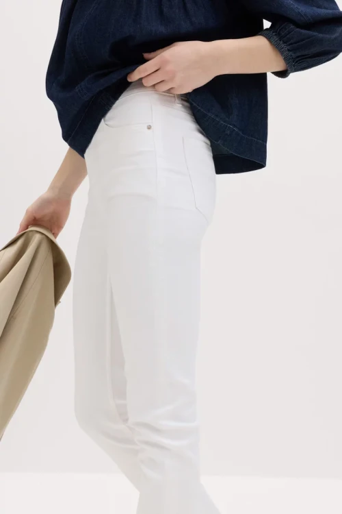 M&S-Lily-Slim-jeansowe-biale-spodnie-skinny-jeansy-modelka-zblizenie2.webp