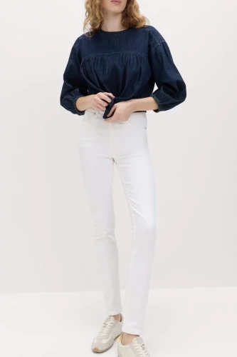 M&S-Lily-Slim-jeansowe-biale-spodnie-skinny-jeansy-modelka-przod.webp