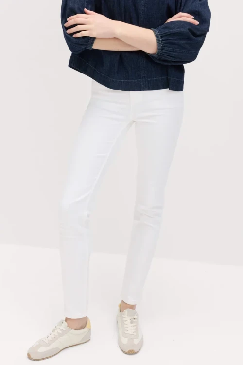 M&S-Lily-Slim-jeansowe-biale-spodnie-skinny-jeansy-modelka-przod2.webp