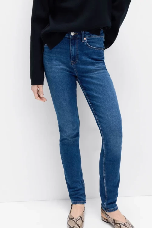 M&S-Lily-Slim-ciemne-jeansowe-spodnie-skinny-jeansy-modelka-przod3.webp