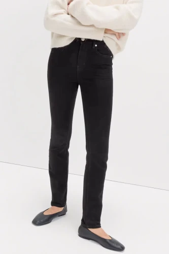 M&S-Lily-Slim-czarne-jeansowe-spodnie-skinny-jeansy-modelka-przod.webp