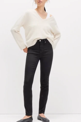M&S-Lily-Slim-czarne-jeansowe-spodnie-skinny-jeansy-modelka-przod2.webp