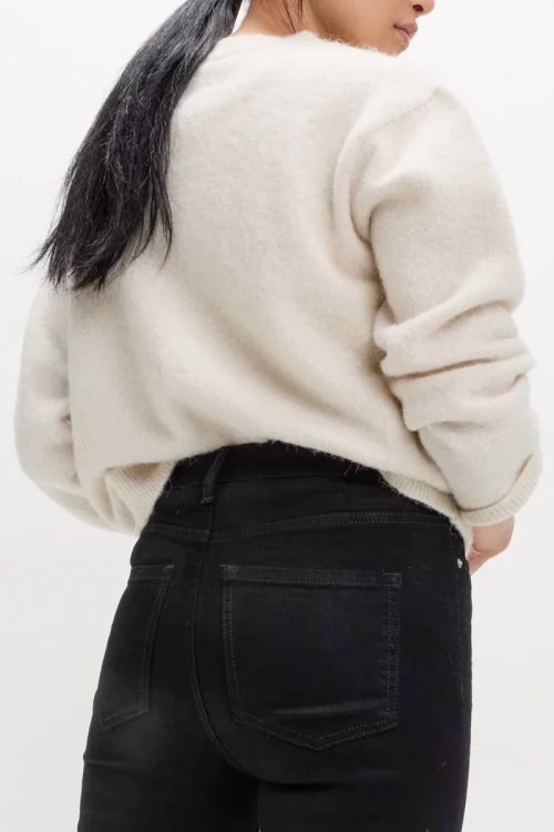 M&S-Lily-Slim-czarne-jeansowe-spodnie-skinny-jeansy-modelka-zblizenie2.webp