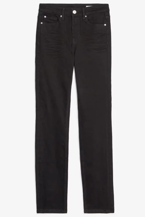 M&S-Lily-Slim-czarne-jeansowe-spodnie-skinny-jeansy-modelka-glowne.webp