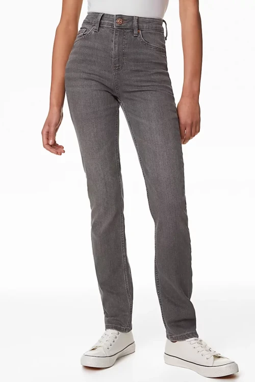 M&S-Lily-Slim-grafitowe-jeansowe-spodnie-skinny-jeansy-modelka-przod.webp