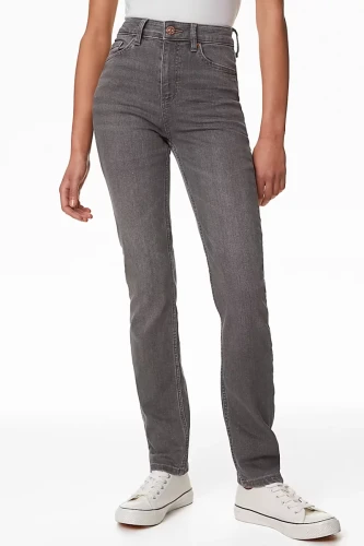 M&S-Lily-Slim-grafitowe-jeansowe-spodnie-skinny-jeansy-modelka-przod.webp
