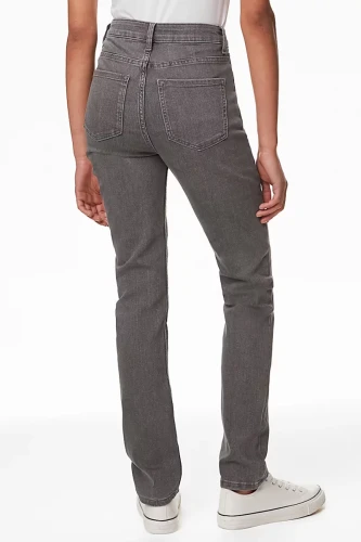 M&S-Lily-Slim-grafitowe-jeansowe-spodnie-skinny-jeansy-modelka-tyl.webp