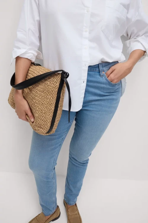 M&S-Lily-Slim-jasne-jeansowe-spodnie-skinny-jeansy-modelka-zblizenie.webp