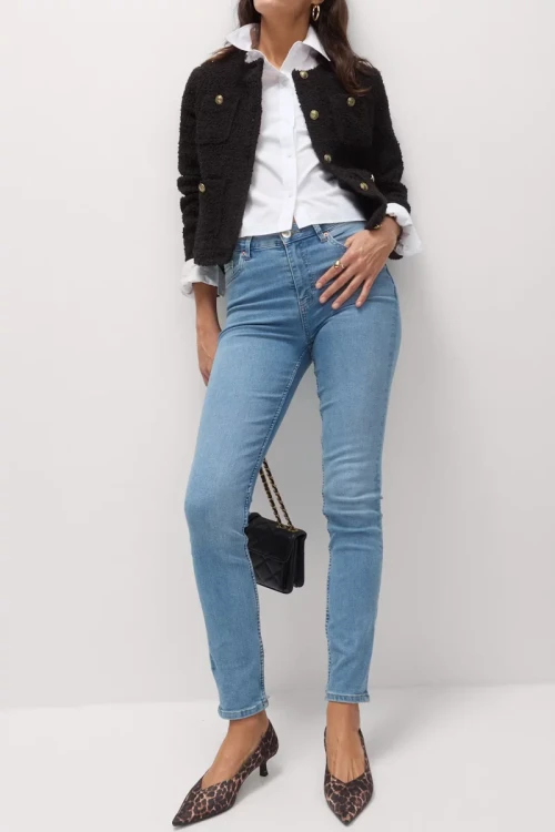 M&S-Lily-Slim-jasne-jeansowe-spodnie-skinny-jeansy-modelka-przod.webp