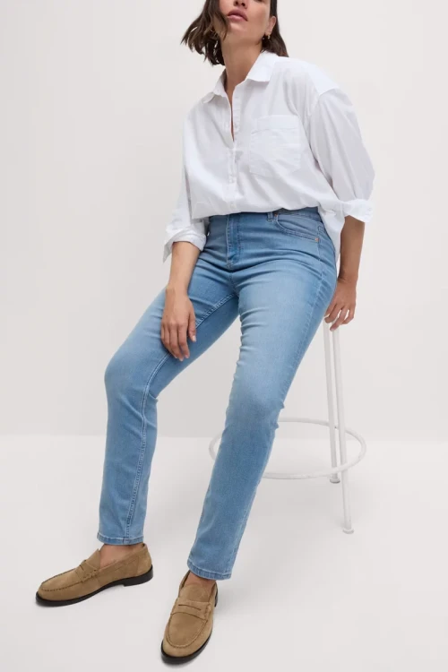 M&S-Lily-Slim-jasne-jeansowe-spodnie-skinny-jeansy-modelka-przod3.webp
