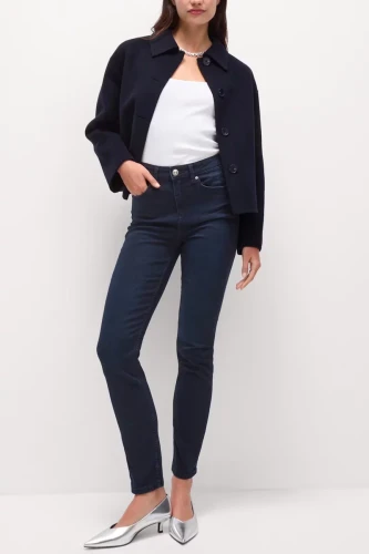 M&S-Lily-Slim-granatowe-jeansowe-spodnie-skinny-jeansy-modelka-przod.webp