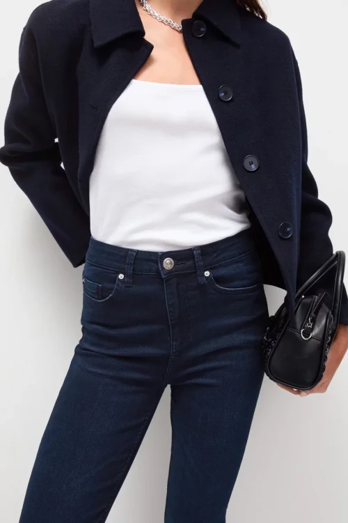M&S-Lily-Slim-granatowe-jeansowe-spodnie-skinny-jeansy-modelka-zblizenie.webp