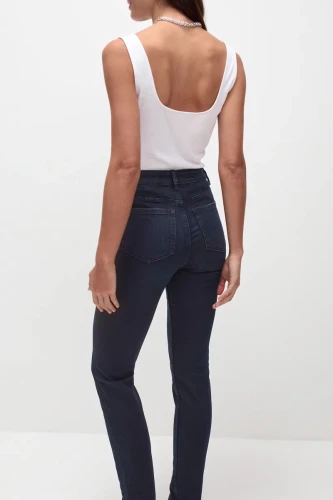 M&S-Lily-Slim-granatowe-jeansowe-spodnie-skinny-jeansy-modelka-tyl.webp