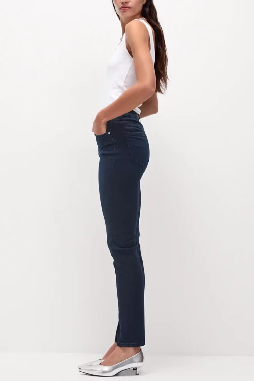 M&S-Lily-Slim-granatowe-jeansowe-spodnie-skinny-jeansy-modelka-bok.webp