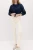 M&S-Lily-Slim-kremowe-jeansowe-spodnie-skinny-jeansy-modelka-przod.webp
