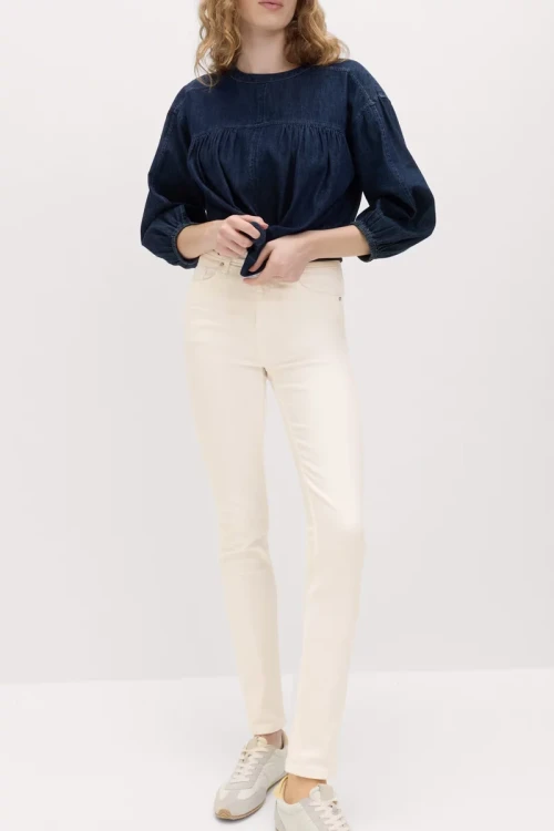 M&S-Lily-Slim-kremowe-jeansowe-spodnie-skinny-jeansy-modelka-przod.webp