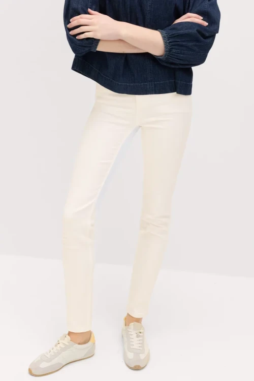 M&S-Lily-Slim-kremowe-jeansowe-spodnie-skinny-jeansy-modelka-przod2.webp