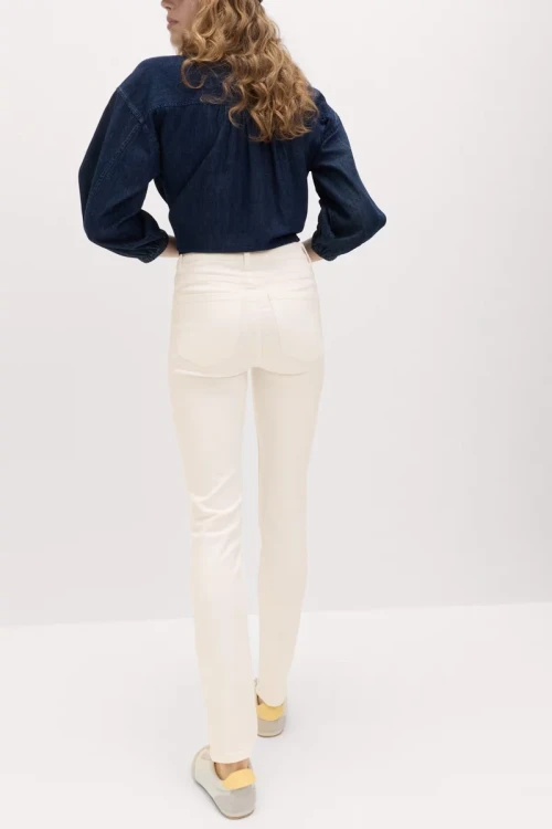 M&S-Lily-Slim-kremowe-jeansowe-spodnie-skinny-jeansy-modelka-tyl.webp