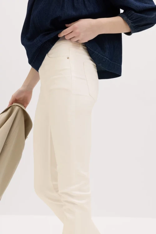 M&S-Lily-Slim-kremowe-jeansowe-spodnie-skinny-jeansy-modelka-zblizenie2.webp