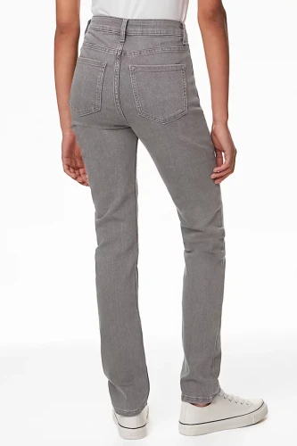 M&S-Lily-Slim-szare-jeansowe-spodnie-skinny-jeansy-modelka-tyl.webp