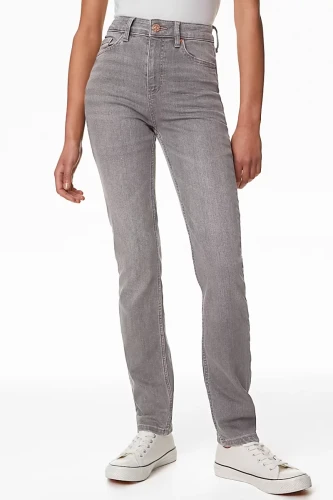 M&S-Lily-Slim-szare-jeansowe-spodnie-skinny-jeansy-modelka-przod.webp