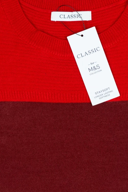 M&S-czerwony-bordowy-sweter-w-pasy-guziki-zblizenie.webp