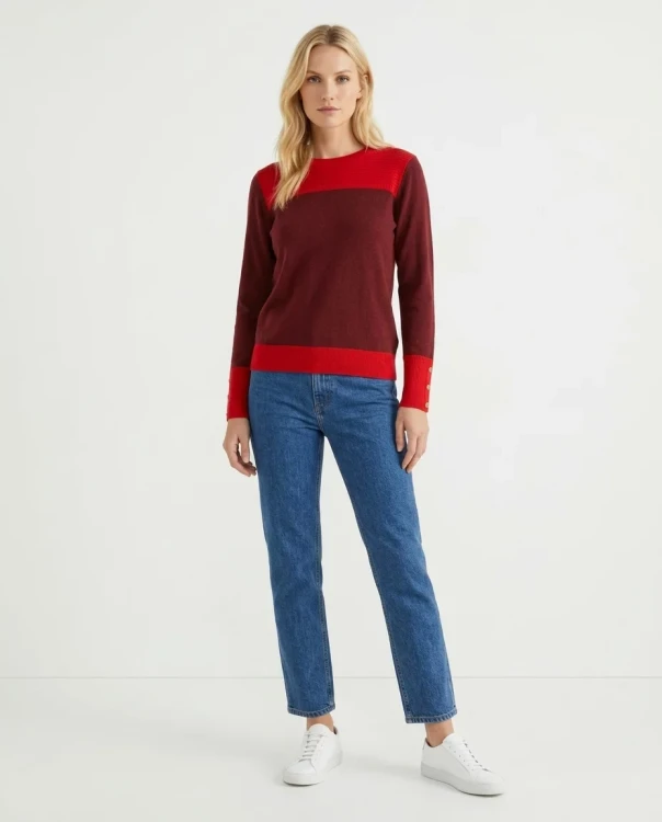 M&S-czerwony-bordowy-sweter-w-pasy-guziki-modelka.webp