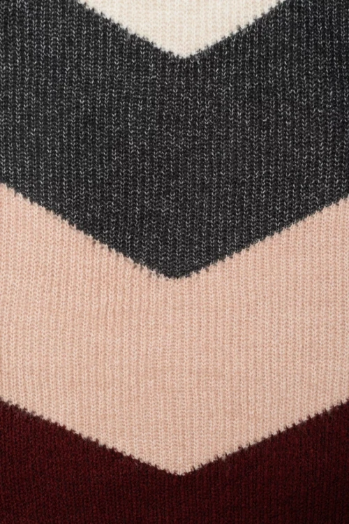 F&F-bordowy-kolorowy-sweter-stojka-pasy-zblizenie.webp