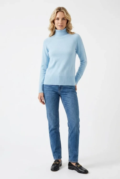 Malfini-blekitny-sweter-golf-modelka.webp
