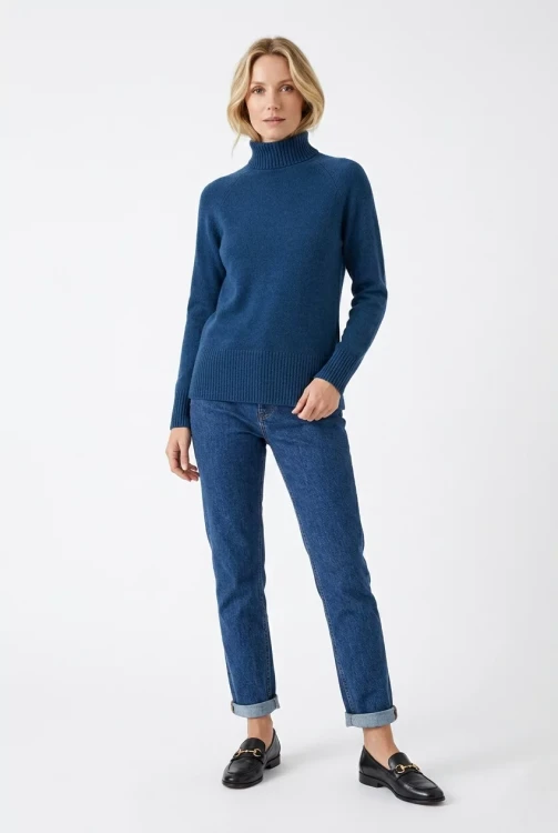 Malfini-granatowy-sweter-golf-modelka.webp
