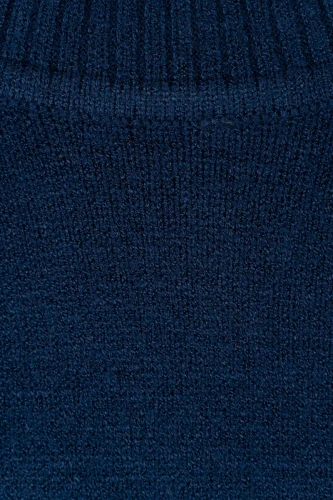 Malfini-granatowy-sweter-golf-zblizenie.webp