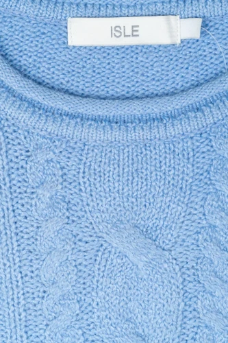 Isle-blekitny-sweter-warkocze-zblizenie.webp