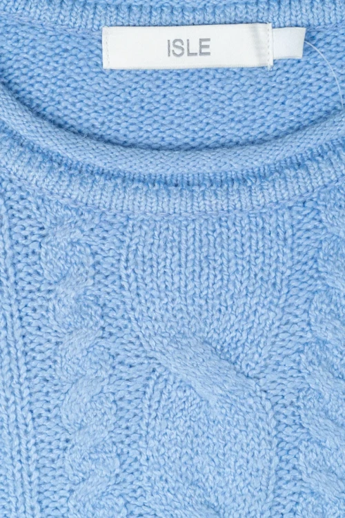 Isle-blekitny-sweter-warkocze-zblizenie.webp