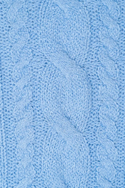 Isle-blekitny-sweter-warkocze-zblizenie2.webp