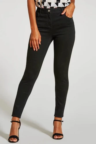 Papaya-April-Super-Skinny-czarne- spodnie-jeansy-modelka-przo3.webp