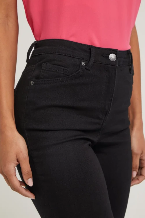 Papaya-April-Super-Skinny-czarne- spodnie-jeansy-modelka-zblizenie.webp