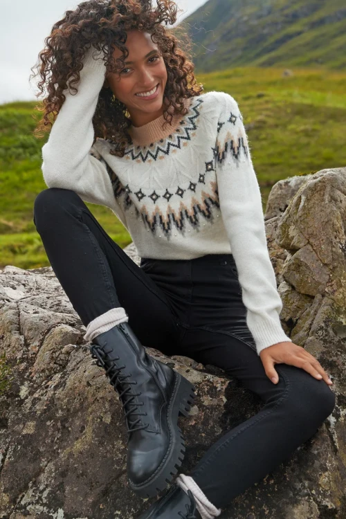 Papaya-April-Super-Skinny-czarne- spodnie-jeansy-modelka-siedzaca.webp